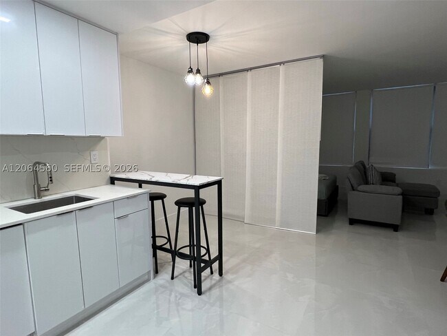 Building Photo - 2899 Collins Ave