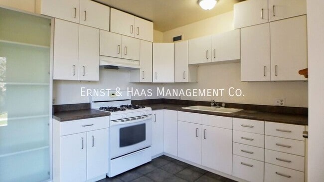 Building Photo - 3690 Country Club Dr