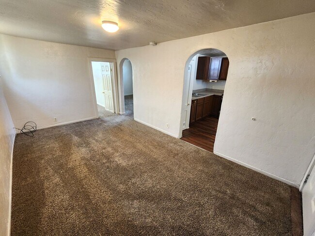 Building Photo - 1037 Brownlee Ave
