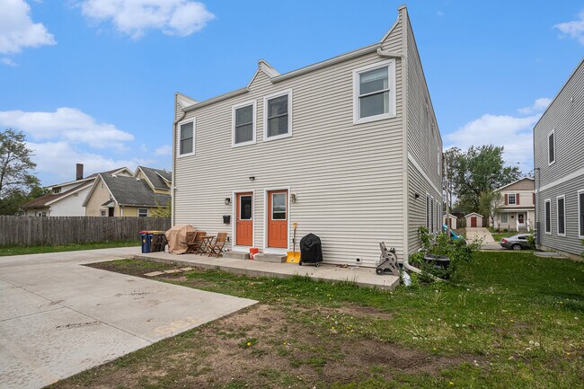 Building Photo - 737 Bates St SE