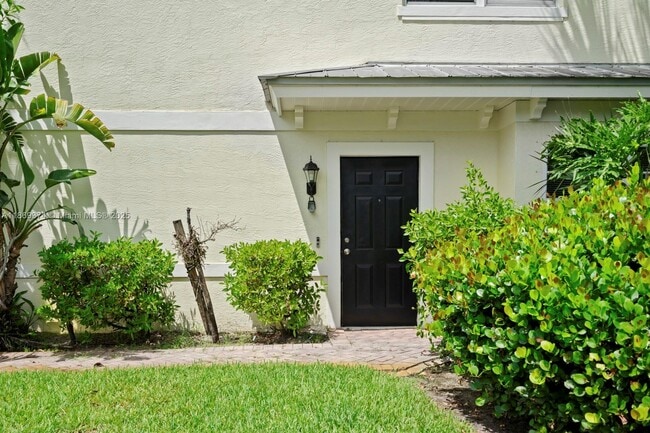 Building Photo - 2700 Creekside Dr