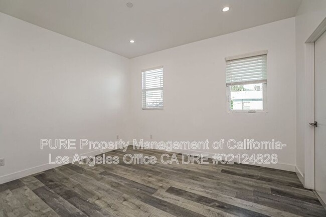 Building Photo - 1342 N Kenmore Ave