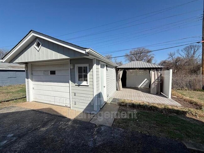 Building Photo - 8015 Aline Ave