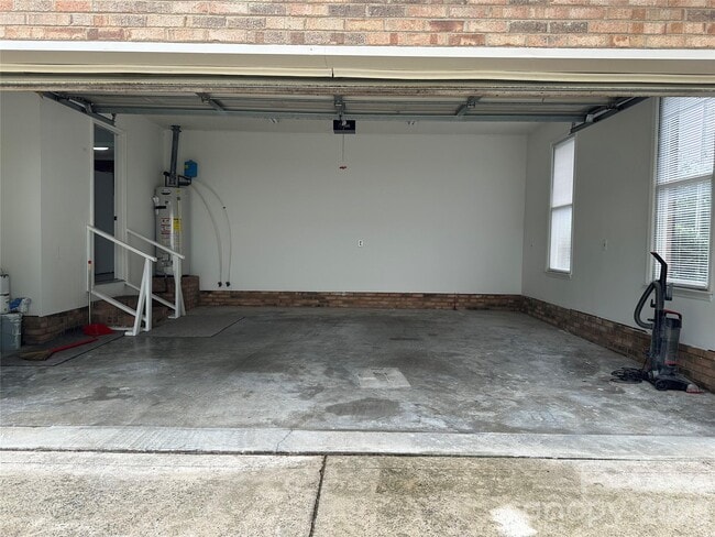 Building Photo - 413 Parallel Dr