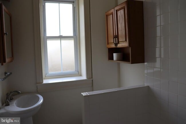 Building Photo - 421 Lyceum Ave