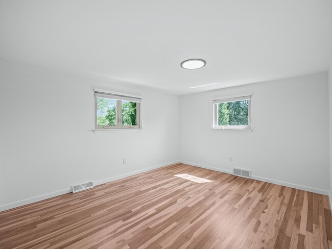 Building Photo - 315 E Hickory Grove Rd