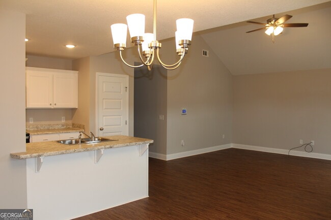 Building Photo - 7040 White Pine Ave