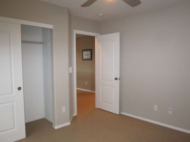 Building Photo - 10415 Lilac Square Ave