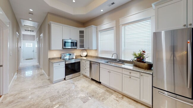 Building Photo - $1695 per Bedroom | 4BR/2BA Fort Sanders R...