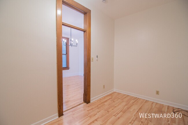 Building Photo - 3356 N Kenmore Ave