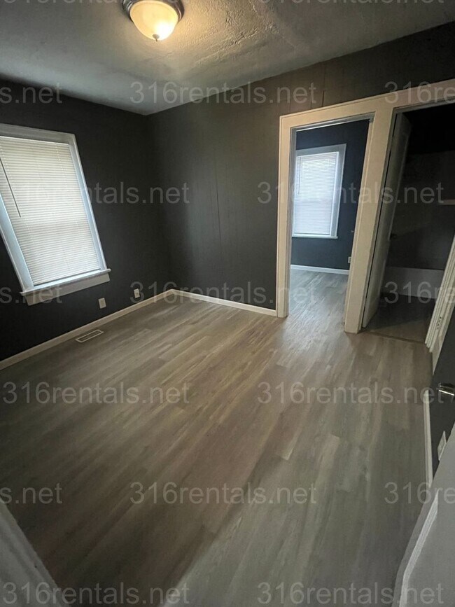 Building Photo - $795 - 2 bed 1 bath - Duplex