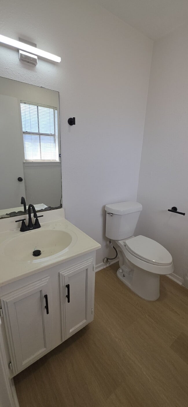 Building Photo - Beautifully remodeled first-floor condo with 2 bed & 2 bath