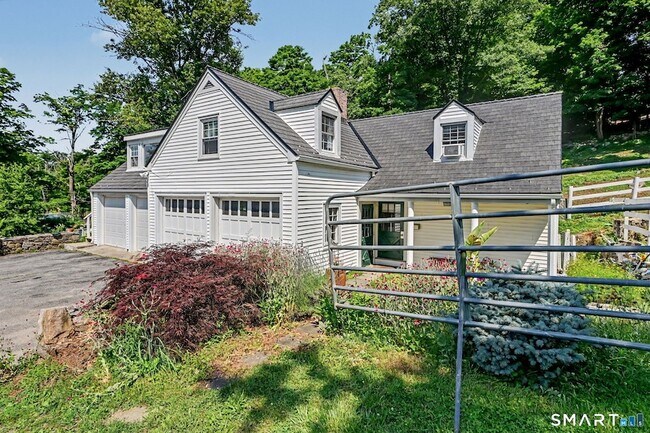 Building Photo - 723 Riverbank Rd