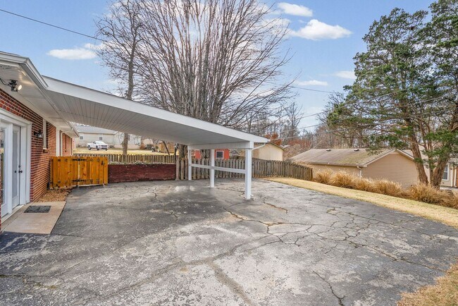 Building Photo - Renovated 3 Bedroom Pet Friendly Home For Rent!