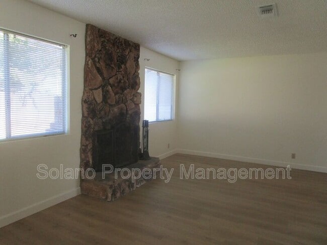 Building Photo - 110 Oxford Ct