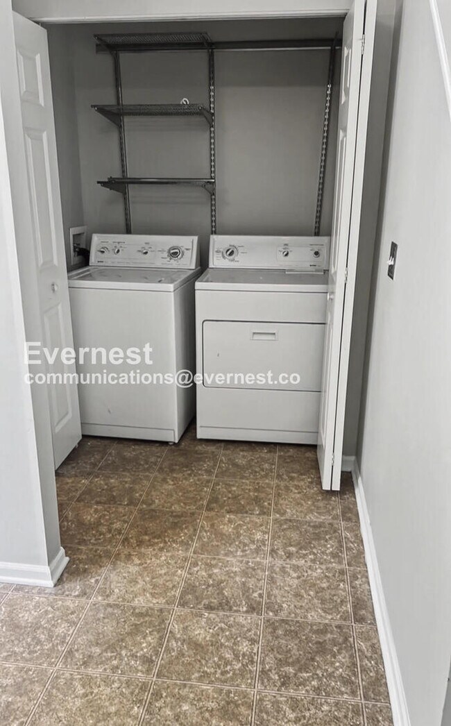 Building Photo - 2 Bed/2.5 Bath Condo with Garage / Pet-Friendly / Available Now!