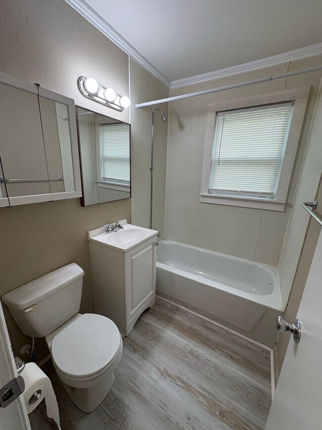 Building Photo - Newly Renovated Home on Baker St