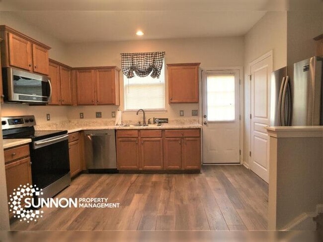 Building Photo - Updated 2 Bed, 2.5 Bath Townhome!