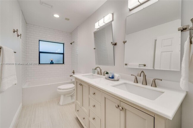 Building Photo - 1180 Manor Ct