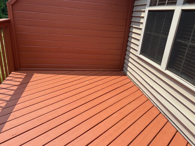 Nice deck - 557 Gregory Ct