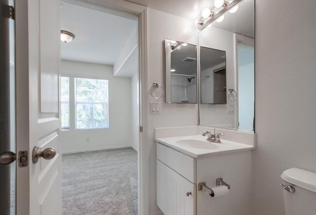 Building Photo - Available Now! Tri-Level 3 Bedroom 3.5 Bath Townhome!!