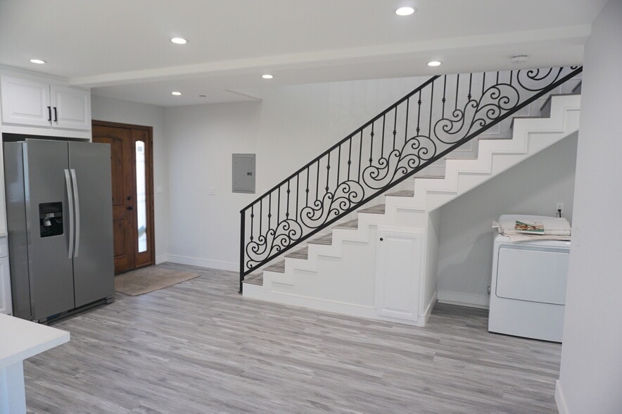 Building Photo - 10332 Jordan Ave