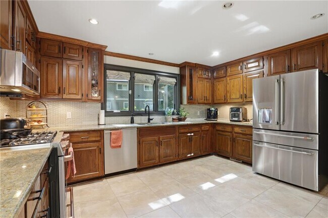 Building Photo - 1180 St Andrews Cir