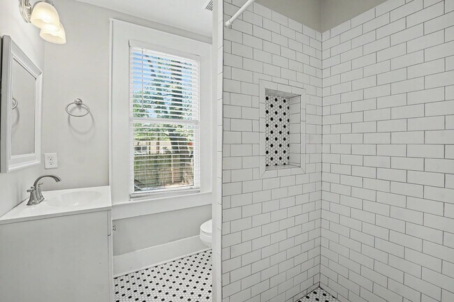 Building Photo - 311 W 39th St