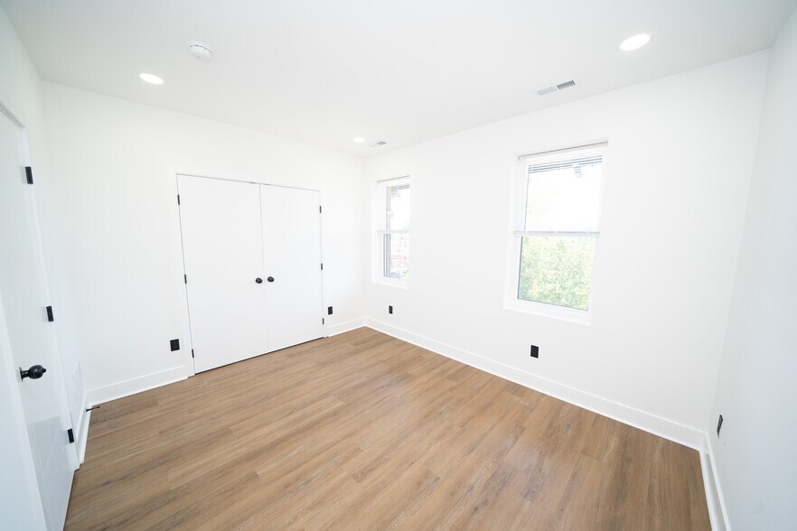 Building Photo - 4927 Catharine St