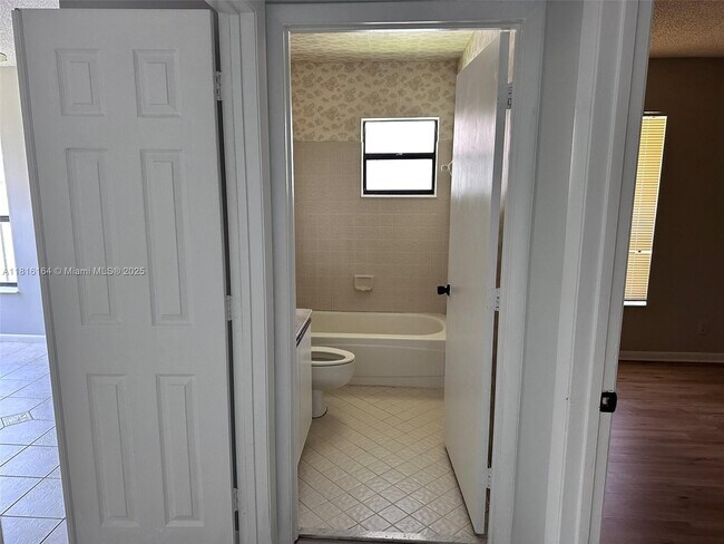 Building Photo - 2526 Carambola Cir N