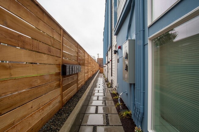 Building Photo - Modern 3BR/3.5BA Townhouse with Rooftop