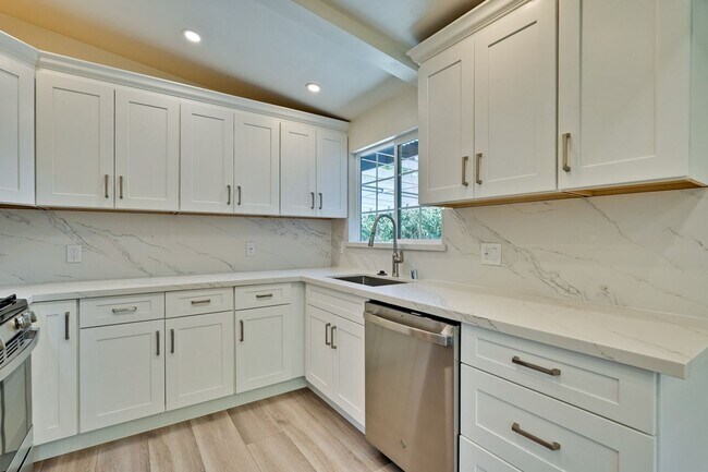 Building Photo - Charming updated 3 bedroom, 1 bathroom hom...