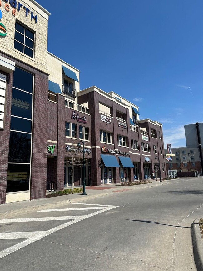 Building Photo - Blue Earth Place-One Bedroom available