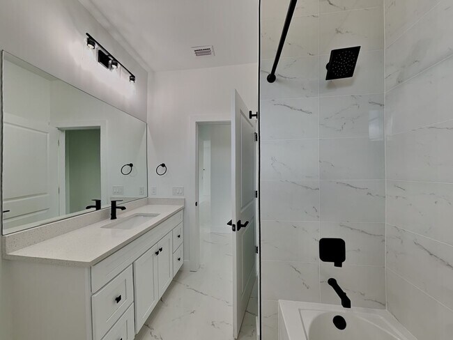 Building Photo - 4224 NE 22nd Pl