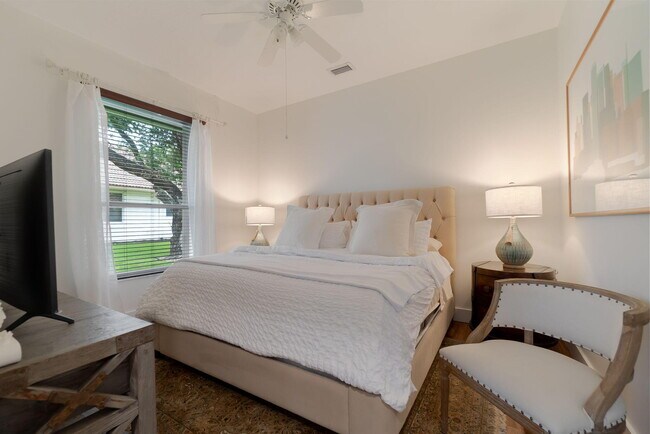 Building Photo - 1907 S Club Dr