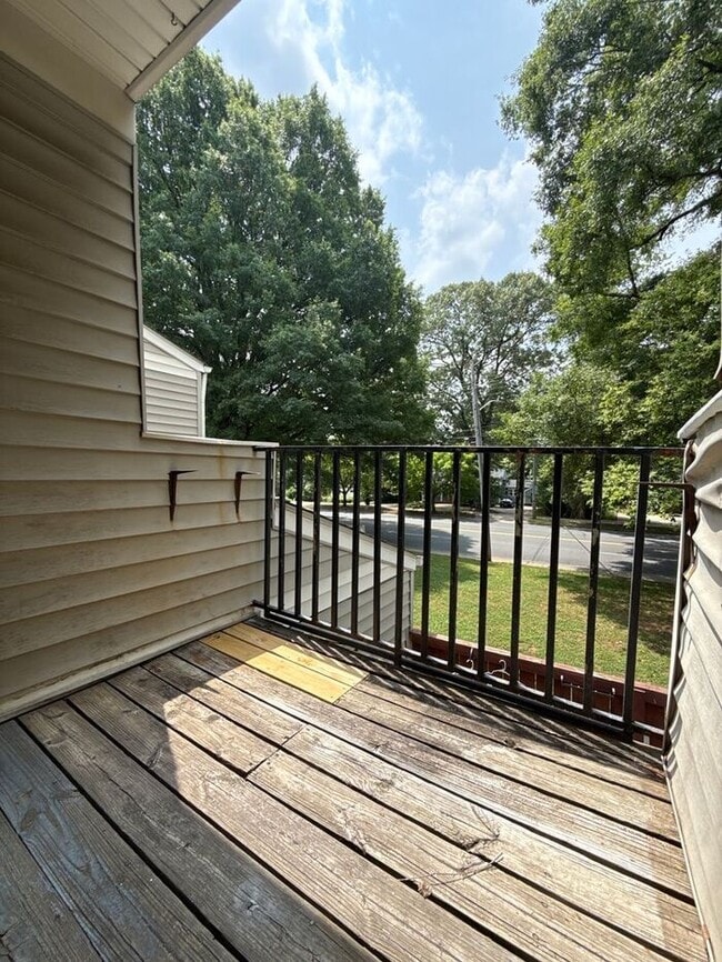 Building Photo - Woodmere Conds - Merry Oaks