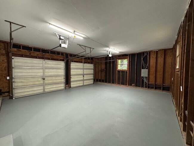 Building Photo - 2205 Hathaway Dr