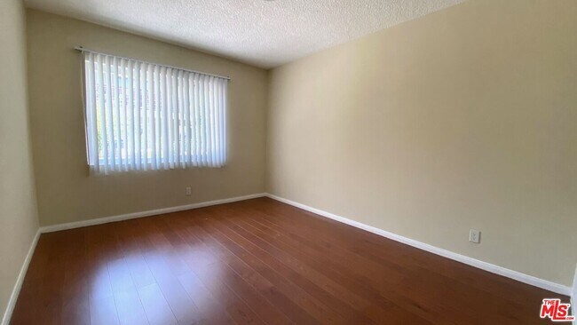 Building Photo - 443 S Wilton Pl