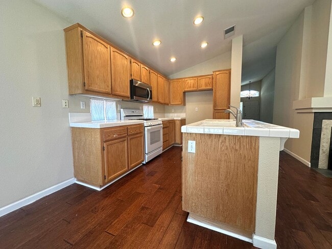 Building Photo - Single Story 3 Bed 2 Bath in Apple Hill!