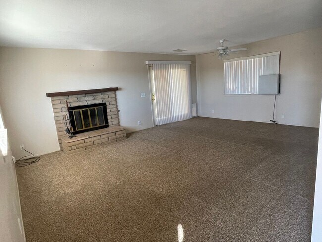 Building Photo - Apple Valley-Cute Starter Home- 2 Bedrooms, 2 Bathrooms, All Appliances Included, Fully Fenced