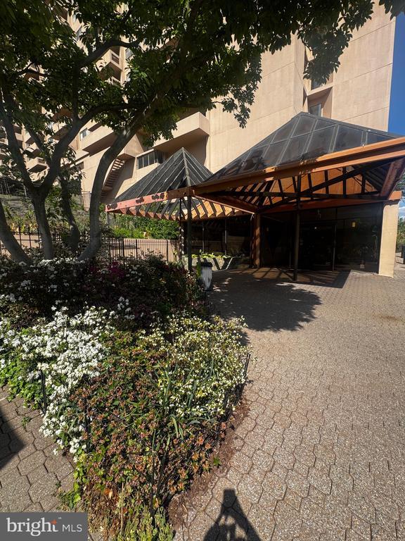 Building Photo - 1301 N Courthouse Rd