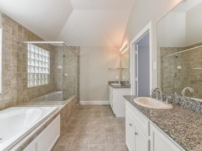 Building Photo - 3741 Main Poplar Dr