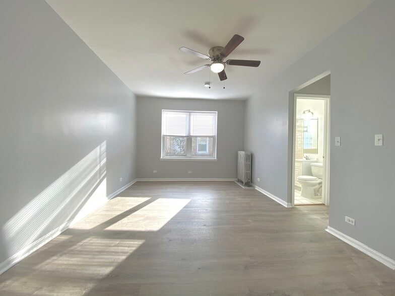 Building Photo - 4031 N Kenmore Ave