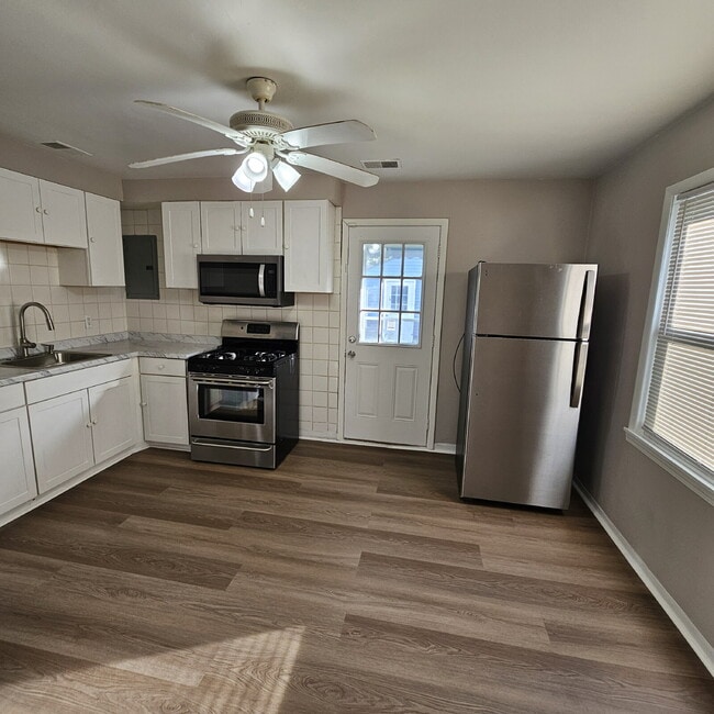 Building Photo - 3 Bedroom Bungalow w/ Updated Kitchen and Stainless-Steel Appliances. Spacious Living Room w/ Cei...