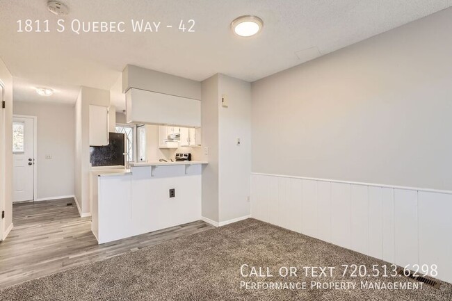 Building Photo - Freshly updated 2 Bed Townhome