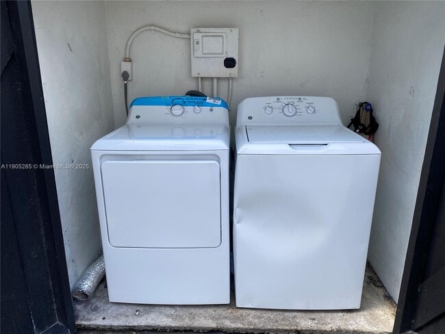 Building Photo - 9025 Harding Ave