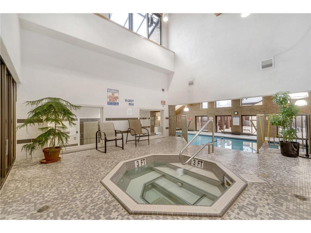 Jacuzzi - 110 1st Ave NE