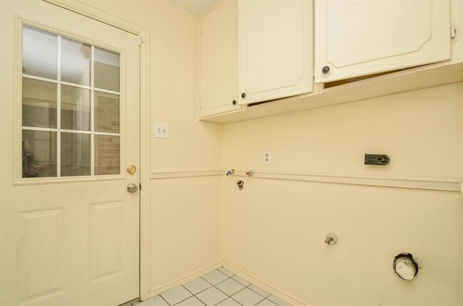 Building Photo - 6611 Cypress Point Dr
