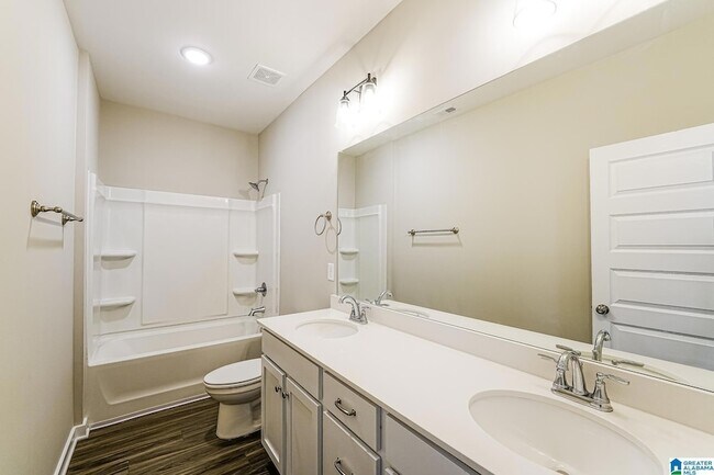 Building Photo - 98 Kings Wy