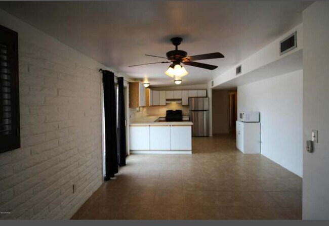 Building Photo - 1321 W Newton Dr